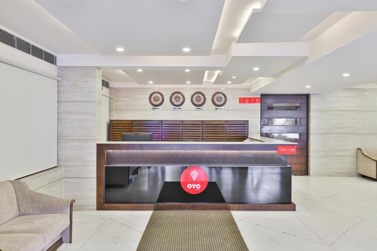 Oyo 2351 Hotel Golden Plaza Ahmedabad Exterior foto