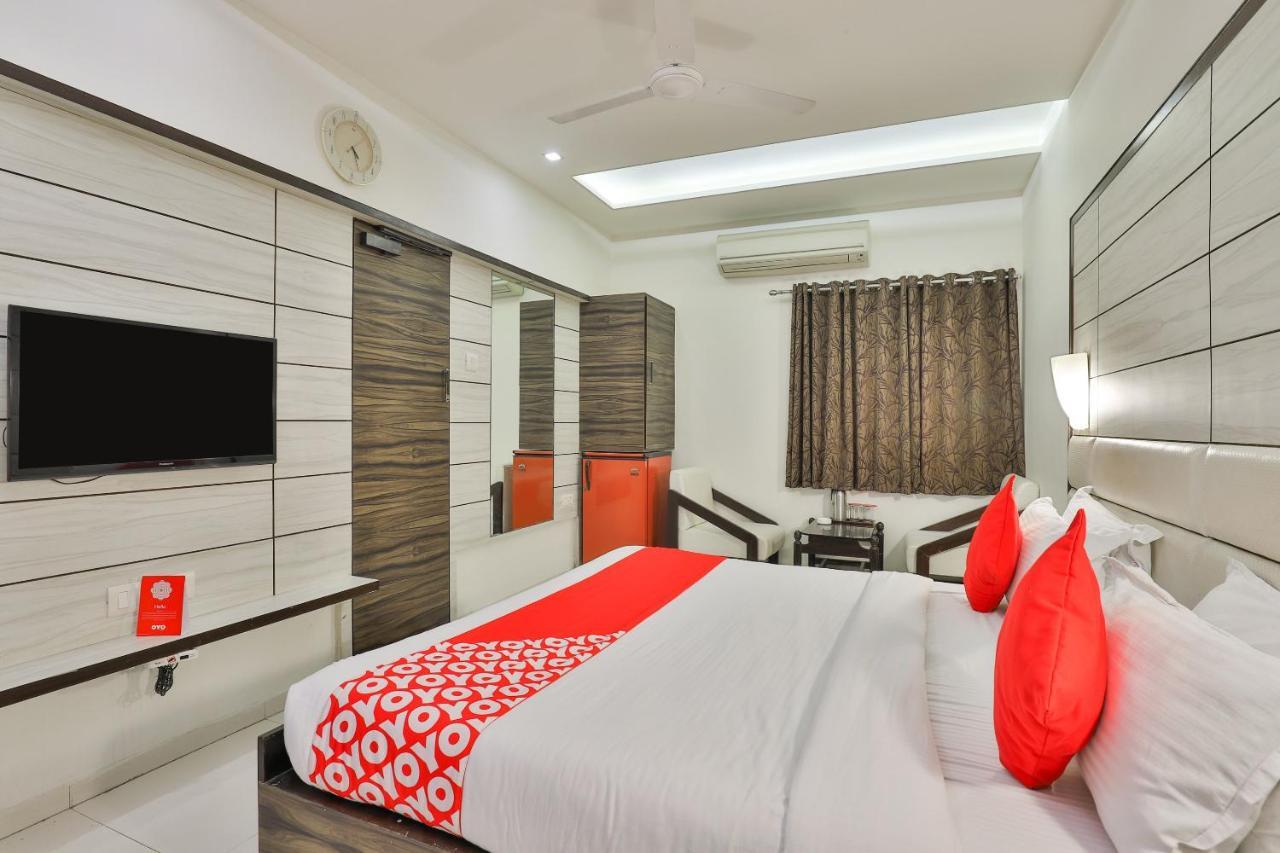 Oyo 2351 Hotel Golden Plaza Ahmedabad Exterior foto