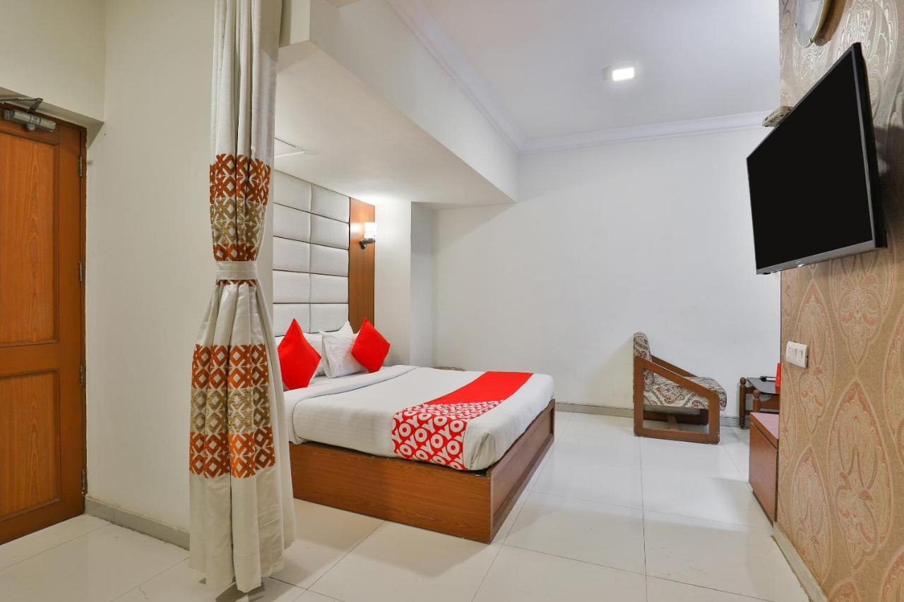Oyo 2351 Hotel Golden Plaza Ahmedabad Exterior foto